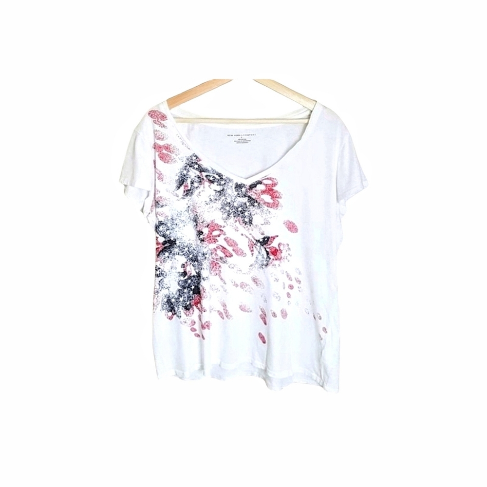 New York & Co Distressed American Flag Short Sleeve White V-Neck Tee Size XL